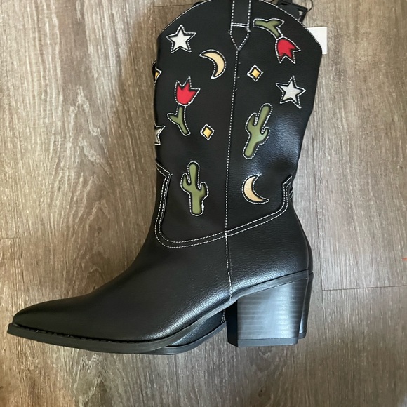 Black Western Embroidered Boots - Picture 3 of 11